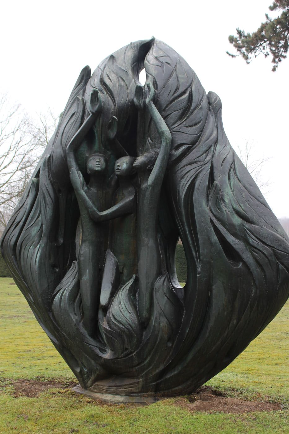 Bronzemahnmal „Jünglinge im Feuerofen“ von Heribert Calleen auf Westfriedhof Köln